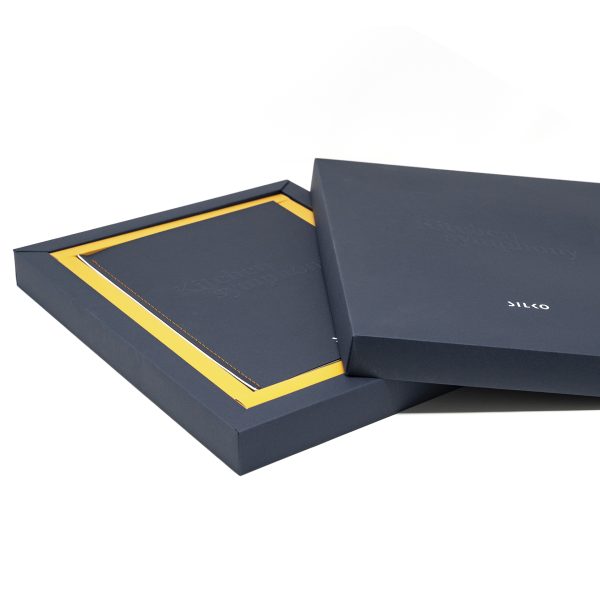 Company profile premium con stampa in bianco e nobilitatazioni